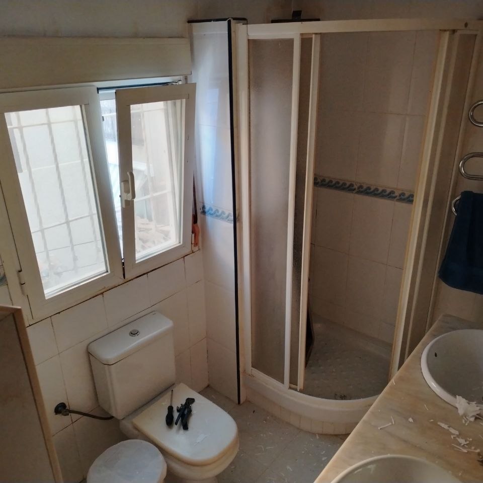 Manitas y reformas en Guardamar del Segura El baño en Torrevieja antes de la reforma