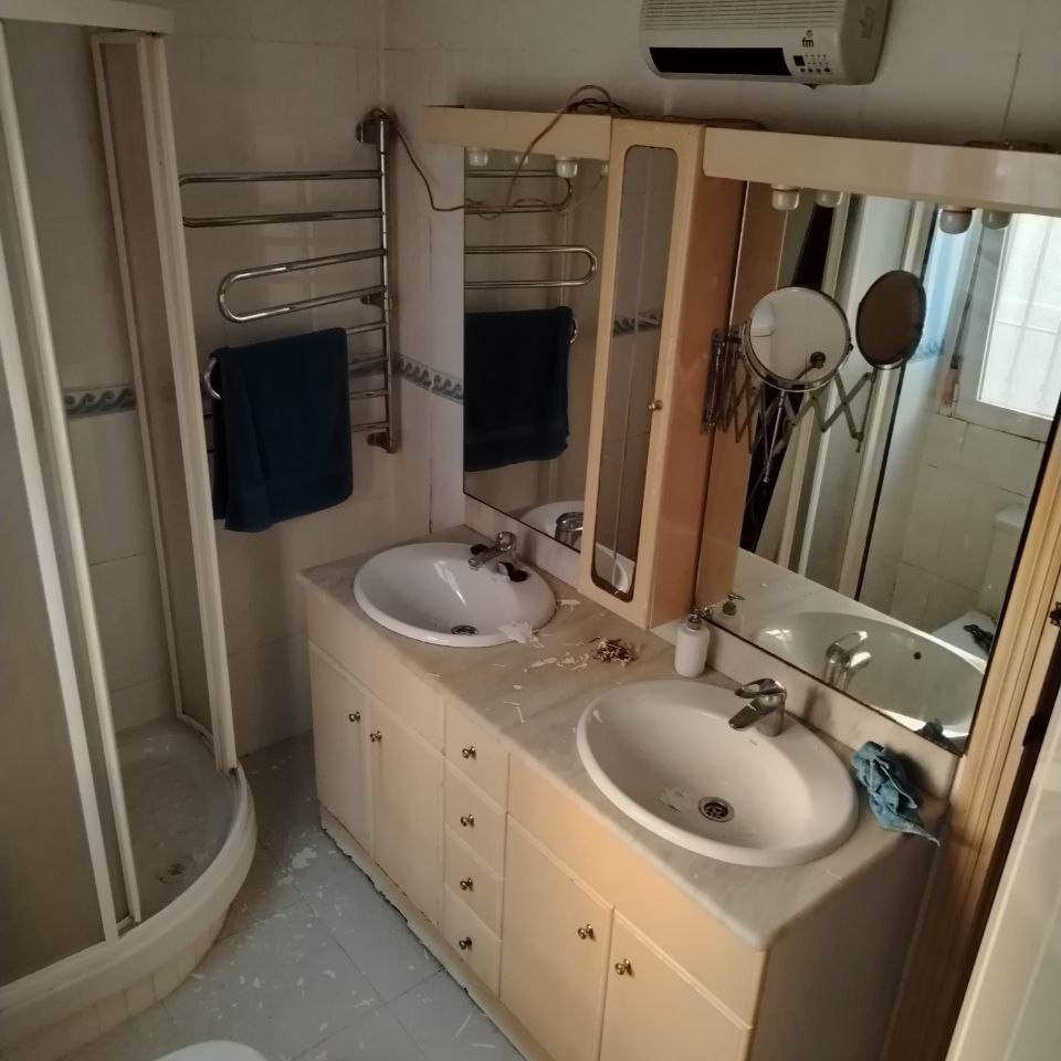 Manitas y reformas en Guardamar del Segura El baño en Torrevieja antes de la reforma