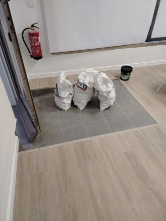 Manitas y reformas en Guardamar del Segura Piso laminado en un local en Guardamar