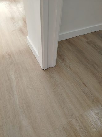 Manitas y reformas en Guardamar del Segura Piso laminado en un local en Guardamar