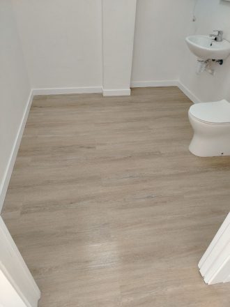 Manitas y reformas en Guardamar del Segura Piso laminado en un local en Guardamar
